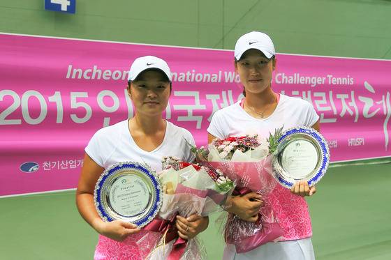 김나리-최지희(왼쪽부터)가 20일 열우물테니스에서 열린 인천국제여자챌린저 복식 준우승을 차지했다. (대한테니스협회 제공) © News1