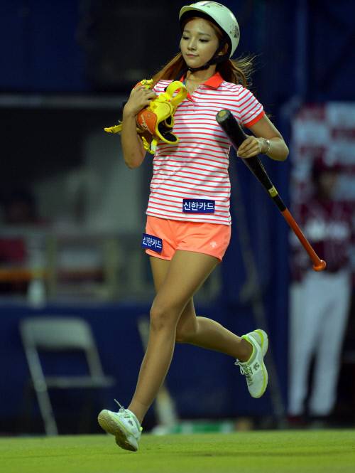 [SS포토]배트걸 강윤이 \'한눈 팔 시간도 없어요!\'