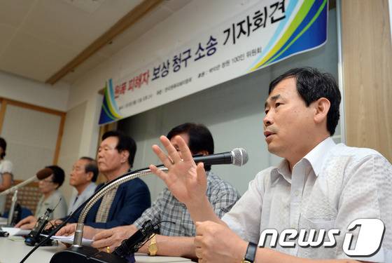 최봉태 변호사(오른쪽)가 지난 2013년 8월 12일 오후 서울 종로구 견지동 조계종 전법회관에서 열린 원폭 피해자 보상 청구 소송 기자회견에서 발언하고 있다.  2013.8.12/뉴스1
