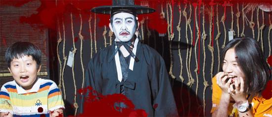 오혜성(왼쪽)·유채현 학생기자 사이에 저승사자가 무표정한 얼굴로 서 있다.