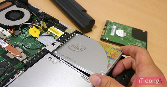 노트북 내부에 SSD 장착