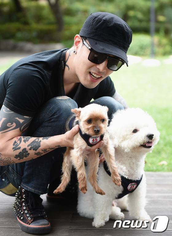 이혁이 강아지들과 포즈를 취했다.© News1스포츠/ 권현진 기자