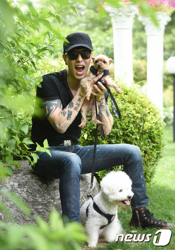 이혁이 강아지들과 포즈를 취했다© News1스포츠/ 권현진 기자