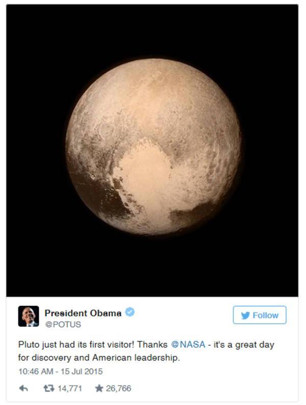 오바마 대통령이 뉴호라이즌스호의 명왕성 근접비행 성공에 트위터로 축하메시지를 보냈다. 오바마는 뉴호라이즌스가 전송해 보낸 하트 모양의 명왕성 지형 사진을 올리고  '명왕성이 최초의 방문객을 맞았다! 이 날은 탐험과 미국의 리더십의 역사에 기록될 위대한 날이다'라고 쓰고 있다.