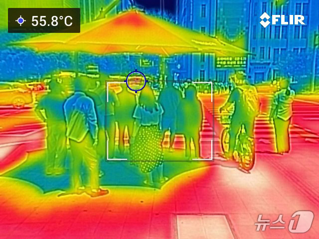내륙 곳곳에 폭염특보가 확대 발령된 18일 오후 서울 광화문네거리 일대가 55도를 나타내고 있다. 열화상카메라 화상은 온도가 높을수록 붉은색으로 나타나며 상대적으로 온도가 낮은 곳은 푸른색으로 나타난다. (열화상 카메라 촬영) 2024.6.18/뉴스1 ⓒ News1 신웅수 기자