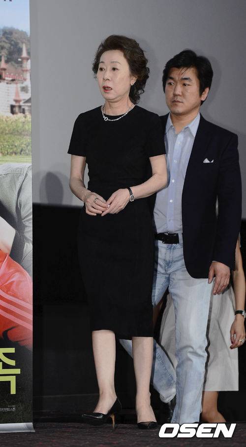 [사진]윤여정,'아들 인모와 함께~'