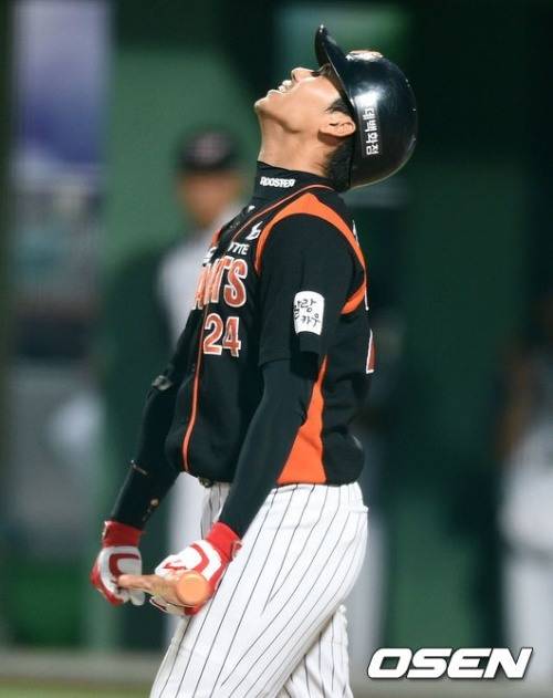 김문호가 짓곤 하던 탄식의 표정. 팬들은 이를 두고 '나라 잃은 표정'이라고 칭했다.