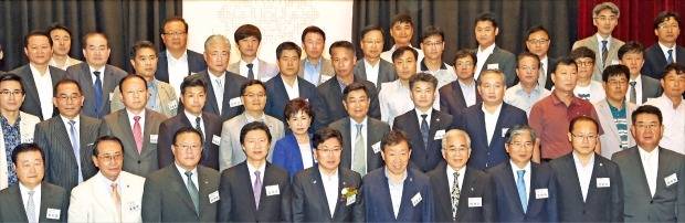 한양대와 한국경제신문이 중소·중견기업의 미래 먹거리 발굴 등을 지원하기 위해 만든 한경황해포럼이 23일 경기 안산시 한양대 에리카캠퍼스에서 출범했다. 앞줄 왼쪽부터 조시영 대창공업 대표, 윤용혁 디에스리퀴드 대표, 함정대 한경황해포럼 회장, 김기웅 한국경제신문 사장, 윤상직 산업통상자원부 장관, 제종길 안산시장, 이재성 한양대 에리카캠퍼스 부총장, 양영대 해성아이다 대표, 성준모 안산시의회 의장, 권오영 아일랜드리조트 대표. 안산=강은구 기자 egkang@hankyung.com