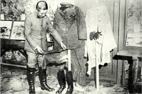 윤봉길 의사가 던진 폭탄으로 사망한 시라카와 대장의 군복을 부관으로 보이는 일본 군인이 살펴보고 있다. 가슴과 찢겨나간 바지통 곳곳에 피가 묻어 있다.