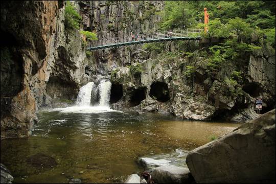 내연산 제6폭포인 관음폭포 ⓒ 김숙현
