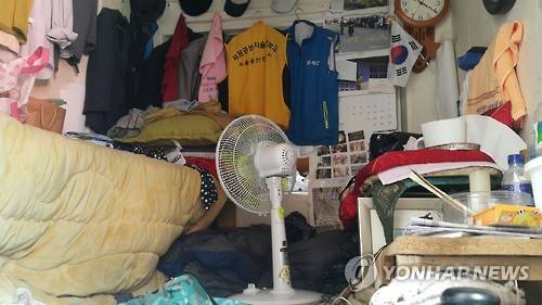 창문없는 쪽방촌     (서울=연합뉴스) 이보배 기자 = 사망자까지 여러 명 낳은 올여름 불볕더위가 막바지 기승을 부리면서 서민들의 고통이 극심하다. 7일 서울 용산구 동자동 쪽방촌에 사는 김모(76)씨의 방 안에 창문이 없어 환기조차 잘 되지 않는다. 방 안이 한낮의 열기를 그대로 머금고 있는 탓에 김씨는 안에서 쉬지 못한다.    bobae@yna.co.kr