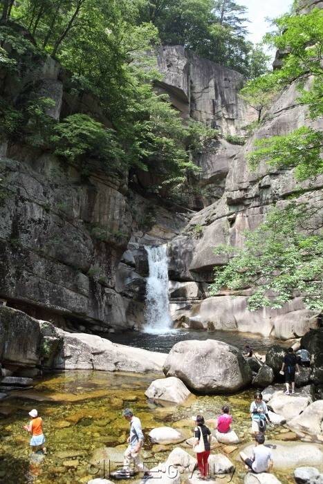 ▲3단 폭포인 용추폭포의 가장 아랫단 전경[자료제공=한국관광공사]