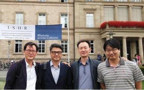 튀빙겐 학술대회장 앞. 서울대 인문학연구원 HK연구교수들. 왼쪽부터 안재원, 김헌, 박배형, 서정일