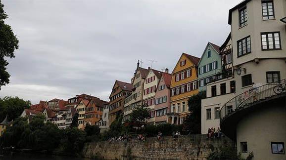 튀빙겐 네카르 강변의 아름다운 풍경. 휠더린의 성을 비롯해 수많은 학자들의 사연이 알알이 박혀 있다.
