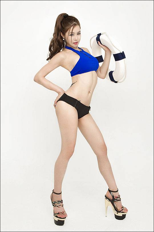 두번째는 그녀의 풍만한 'D컵' 가슴 라인이다. 여전사 같은 그녀의 포즈에서 우리는 그녀의 파워풀함을 느낄 수 있다. ⓒ파이브시크릿 / 채승훈 포토그래퍼