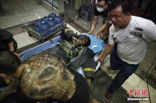 병원으로 이송되고 있는 부상 소방대원. <<중국신문망 캡처>>