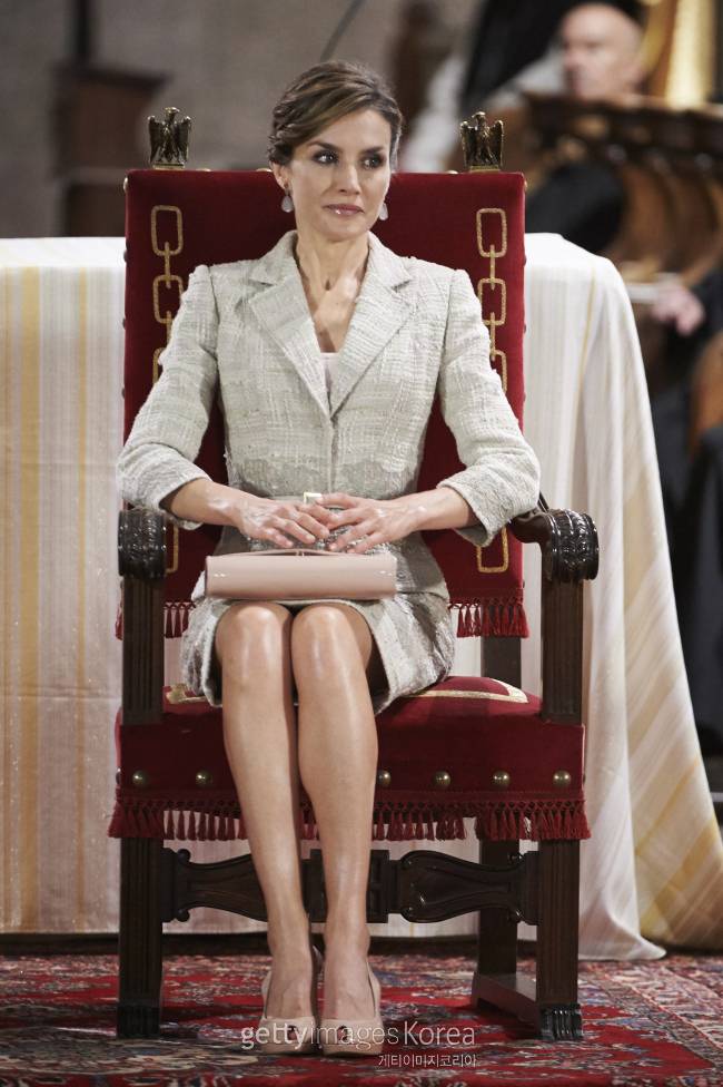 지난 6월 스페인 북부 나바라(Navarra) 주의 한 시상식장을 찾은 레티시아 왕비. 그는 스페인의 유명 디자이너 펠립 바렐라(Felipe Varela)가 제작한 의상을 입었다.