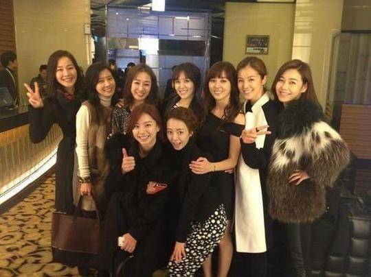 아나운서 박지윤이 연예인 여성 기독교인 모임인 하미모 멤버들과 함께 하는 모습. 인터넷 커뮤니티 캡처