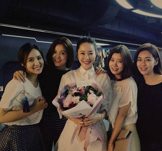 아나운서 박지윤이 연예인 여성 기독교인 모임인 하미모 멤버들과 함께 하는 모습. 인터넷 커뮤니티 캡처