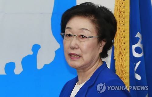 당대표회의실 들어서는 한명숙 전 총리      (서울=연합뉴스) 이상학 기자 = 불법 정치자금을 받은 혐의로 대법원에서 징역 2년을 확정받은 한명숙 전 총리가 20일 오후  입장 발표를 위해  국회 새정치민주연합  당대표회의실로 들어서고 있다.