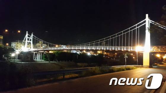 춘천시는 강촌의 추억과 낭만을 재현하기 위해 강촌천에 옛 모습 그대로 출렁다리를 11일 개방한다고 25일 밝혔다.(춘천시 제공)2015.8.25/뉴스1