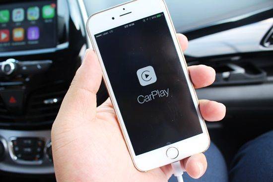 카플레이가 구동중임을 뜻하는 애플 아이폰6 화면 (사진=지디넷코리아)