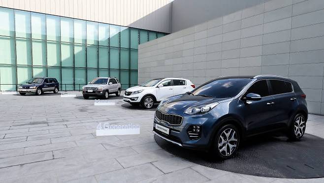 왼쪽부터 스포티지 1세대~4세대 모델