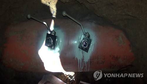 '송유관 절도단'은 땅굴을 파고 송유관에 구멍을 내기 위해 중장비부터 드릴, 용접도구까지 다양한 장비를 동원한다. 송유 여부를 확인하기 위해 진동감지 센서를 동원하는 사례도 나오고 있다. 사진은 지난해 8월 적발된 송유관 절도단이 설치한 도유시설..<<연합뉴스 자료사진>>