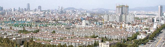 올 가을에는 서울 강남권 주요 재건축 단지가 일제히 일반분양에 나서 청약경쟁이 치열할 것 같다. 사진은 10월께 총 9510가구 가운데 1635가구가 일반분양되는 ‘송파 헬리오시티’(종전 가락시영아파트) 철거 전 모습.
