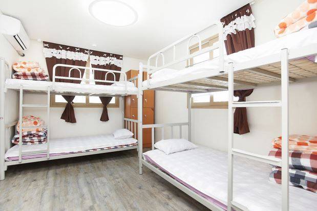 기숙사와 비슷한 형태라는 의미에서 일명 &lsquo;도미토리&rsquo;로 알려진 게스트하우스 내부.