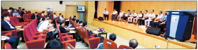 지난 7일 경기도 남양주 산림교육원에서 열린 농식품산업의 미래성장산업화를 위한 워크숍에서 농업 패널토론에서 전문가들과 행사 참가자들이 열띤 토론을 벌이고 있다.