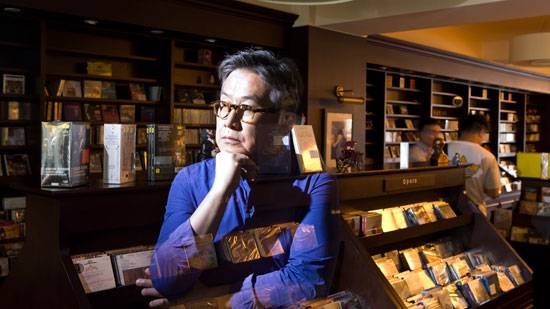 서울 강남구 신사동 ‘풍월당’의 박종호 대표는 명함이 없고 ‘박씨 아저씨’로 자신을 소개한다. 특별한 일정이 없을 때는 반바지를 입고 출근한다. [권혁재 사진전문기자]