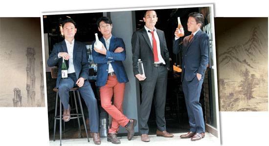 전통주 현대화를 이끄는 2세대 전수자·경영인들이 지난 26일 서울 잠원동 이탈리안 레스토랑 ‘By30’에서 모였다. 왼쪽부터 우포의 아침 박중협 대표, 이강주 이철수 사장, 문배술 이승용 전수자, 매실원주 한정희 대표. 배경의 그림은 겸재 정선의 총석정(왼쪽)과 황려호. [임현동 기자]