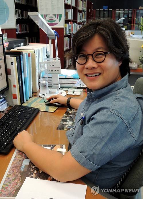 박사 학위 받은 안미희 팀장      (광주=연합뉴스) '광주비엔날레의 정책과 동시대성'을 주제로 경북대학교 대학원에서 미술학 박사학위를 받은 안미희(48·여) 정책기획팀장. 안 팀장은 이번 논문에서 지난 20년간 현대미술의 급격한 변화를 견인한 주요 미술제도이자 형식인 비엔날레와 동시대성에 대해 고찰했다. 2015.8.31 <<광주비엔날레>>     minu21@yna.co.kr