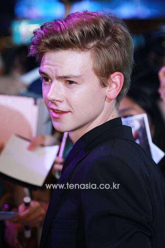 레드카펫에서 포토타임을 갖는 토마스 브로디 생스터 (메이즈 러너)