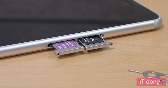 SIM 및 SD카드 슬롯