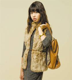 ‘스타 따라잡기’가 유행한 2000년대. 파파라치 사진에 찍혔을 법한 스타의 패션을 재현했다. 퍼 베스트는 자라 키즈.