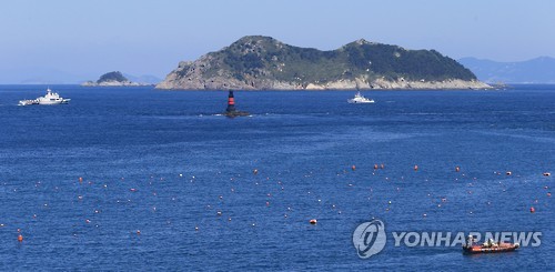 해경이 지난 9일 제주 추자도 인근 해상에서 돌고래호 실종자를 수색하고 있다. (연합뉴스 자료사진)