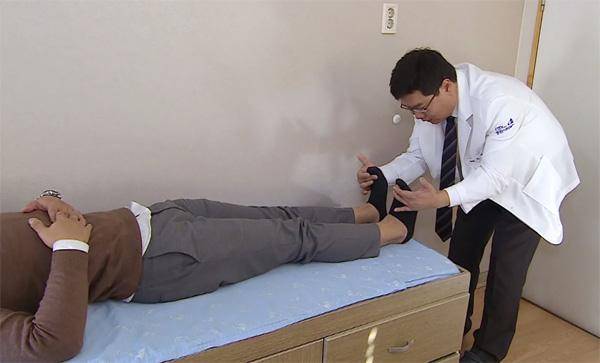 [헬스조선]동탄시티병원 신재흥 원장이 좌골점액낭염 환자를 살펴보고 있다./사진=동탄시티병원 제공