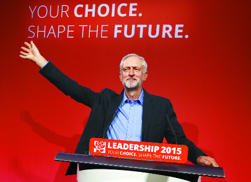 영국 노동당 새 대표로 선출된 제러미 코빈이 12일(현지시간) 런던에서 열린 전당대회에서 손을 흔들어 당원들의 환호에 답하고 있다. AP연합뉴스