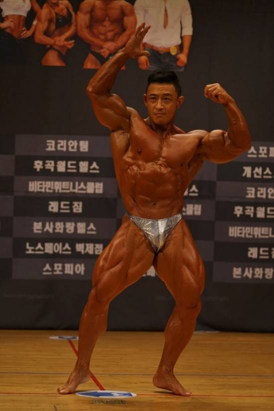 지난 9월  13일 고양 보디빌딩대회 때 시범을 보이고 있는 김준호.  사진=강원선 전문기자