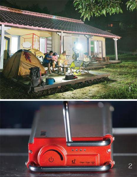 [월간산]1 주광색 랜턴은 벌레 유도등으로, 전구색 랜턴은 직접 조명용으로 사용하면 좋다. 2 다이얼을 이용해 LED 광량을 조금 줄이면 사용시간을 크게 늘어난다.