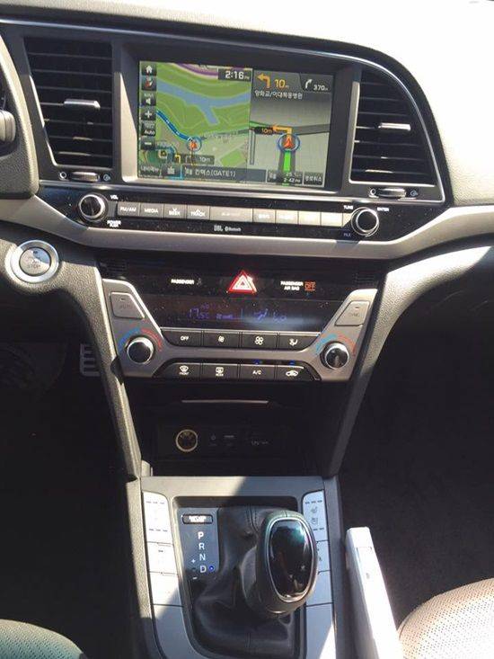8인치 스마트 내비게이션이 적용된 신형 아반떼 센터페시아 모습 (사진=지디넷코리아)