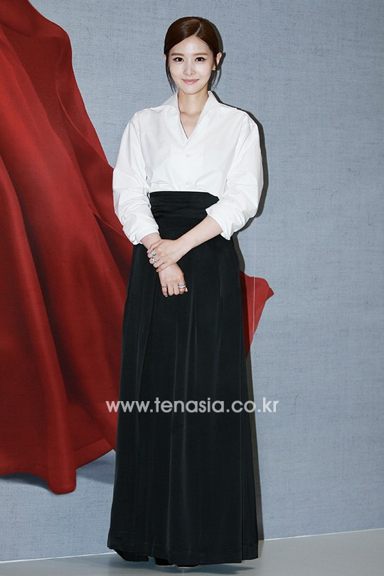배우 김유리가 포토타임을 갖고 있다.
