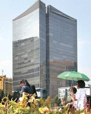 서울 광화문 사거리에 위치한 `포시즌스호텔 서울`이 다음달 1일 개관한다. 이 호텔은 미래에셋자산운용이 2012년 말 조성한 3400억원 규모 부동산 펀드를 통해 약 3년 만에 개발을 마무리했다. [이승환 기자]