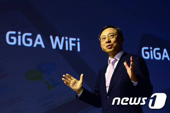 23일 오후 서울 종로구 KT광화문 올레 스퀘어에서 열린 'KT미래전략 발표 기자간담회'에서 황창규 KT회장이 미래전략을 발표 하고 있다. 2015.9.23/뉴스1 © News1 임세영 기자