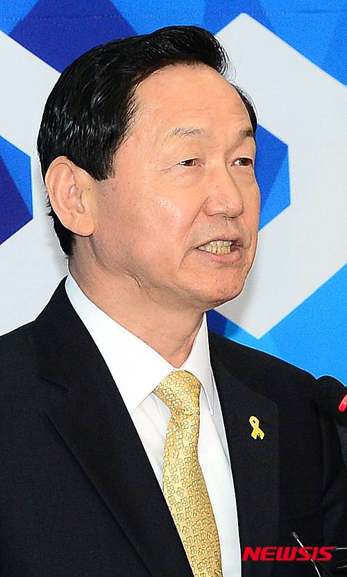 【서울=뉴시스】이종철 기자 = 23일 오후 서울 여의도 국회 새정치민주연합 대표실에서 김상곤 혁신위원장과 혁신위원들이 혁신안을 발표하고 있다.  2015.09.23  jc4321@newsis.com