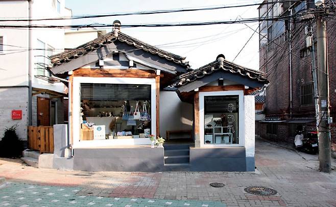 서울 옥인동 낡은 한옥을 고쳐 살림집 겸 상업공간으로 꾸민 모습.