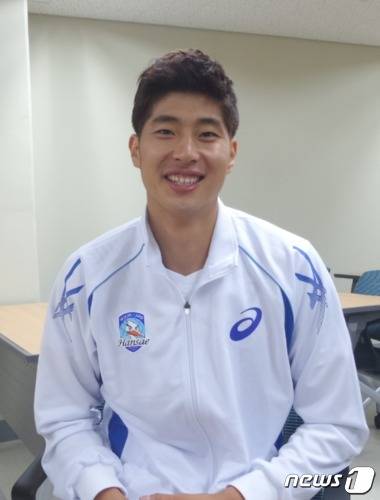 2008년 우리캐피탈 창단 멤버였던 박상하는 지난 여름 제대 이후 우리카드의 새 주장으로 임명됐다. 그 동안 부침이 많았던 박상하는 "앞으로는 웃는 날들만 많았으면 좋겠다"고 말했다. © News1