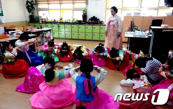 울산초등학교가 추석을 맞아 예절 인성교육을 실시했다. © News1